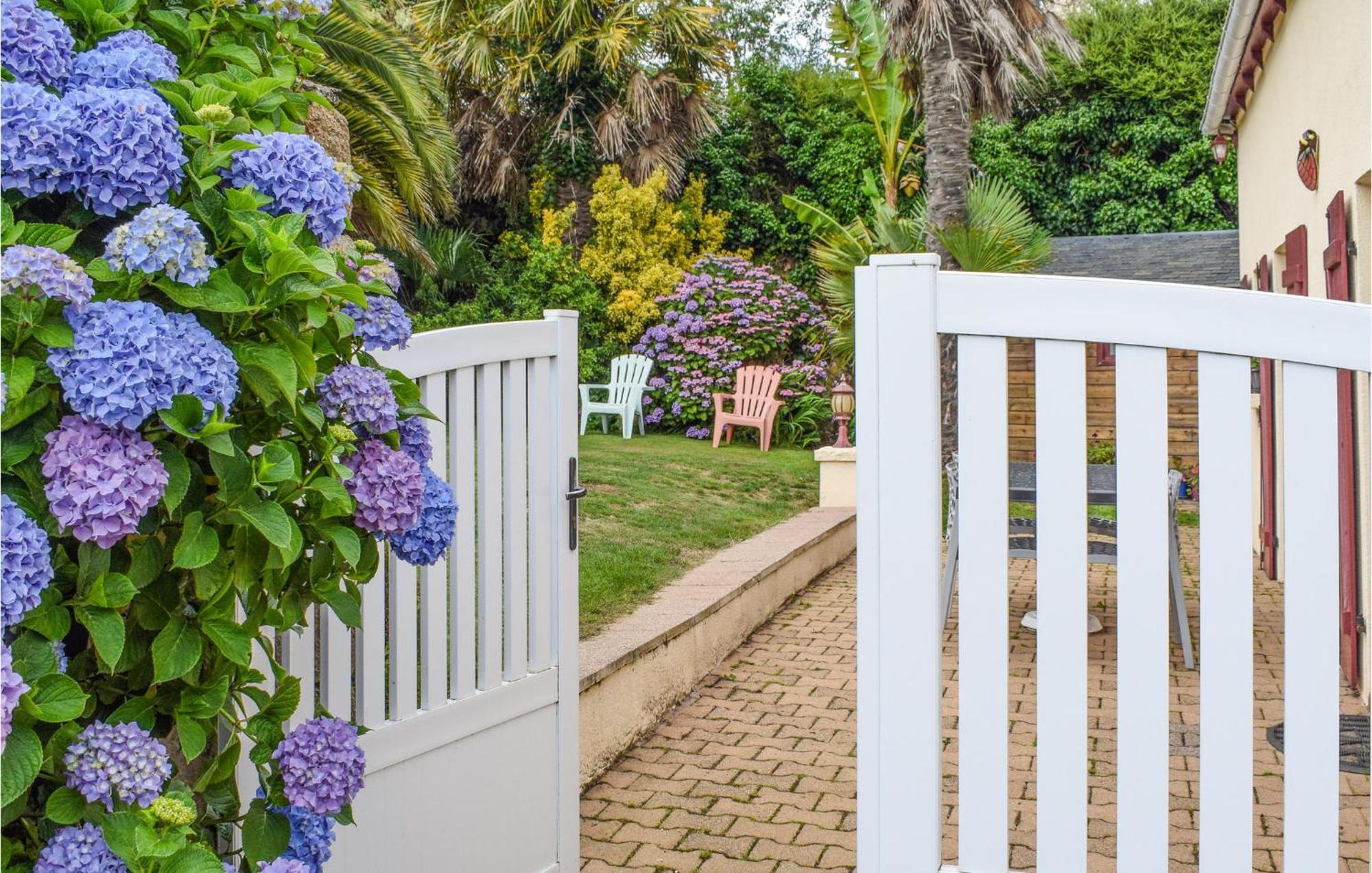 3 Bedroom Awesome Home In Lezardrieux ภายนอก รูปภาพ